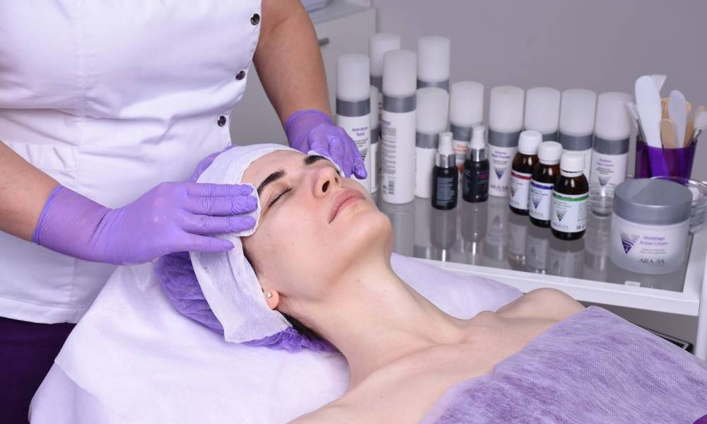 Профессиональные химические пилинги для лица: какие бывают, как действуют, какой эффект дают