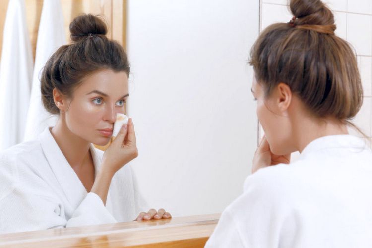 Правильный уход за кожей лица включает тонизирование сразу после умывания