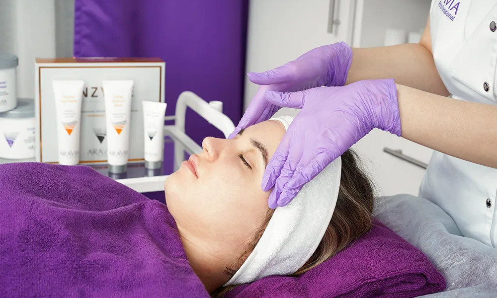 Как вернуть клиенту ровный тон кожи: мгновенный результат с пилинг-процедурой «Энзимный пилинг»